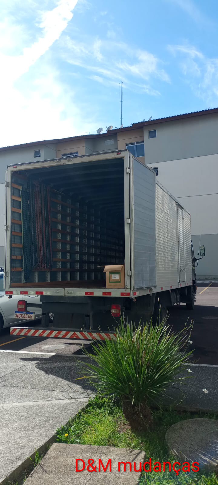 Carga presa com segurança dentro do caminhão